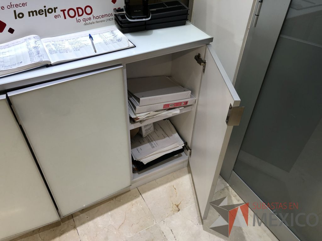 Lote 590 - Gabinete de 3 puertas y 2 entrepaños - Imagen 6