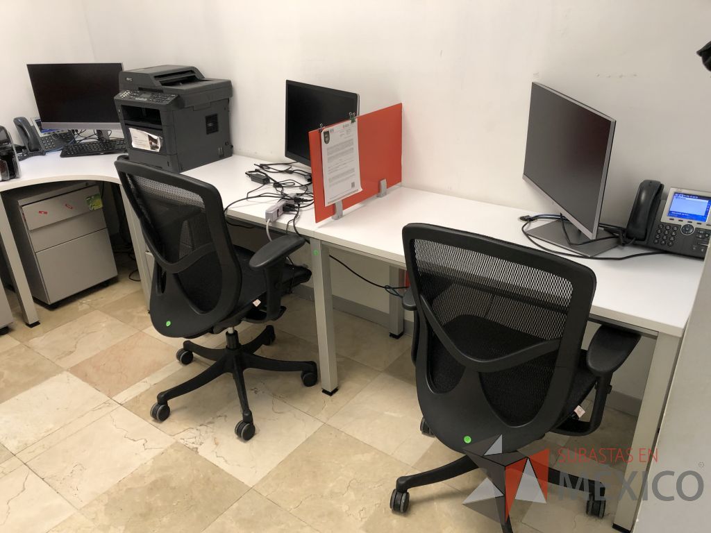 Lote 591 - Estación de trabajo para 3 personas con divisiones de cristal y 3 archiveros - Imagen 2