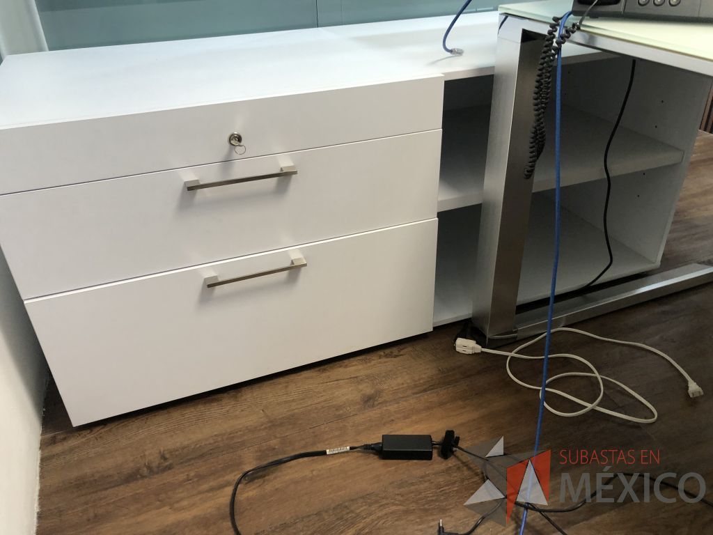Lote 612- Credenza con 3 cajones y 1 entrepaño - Imagen 2