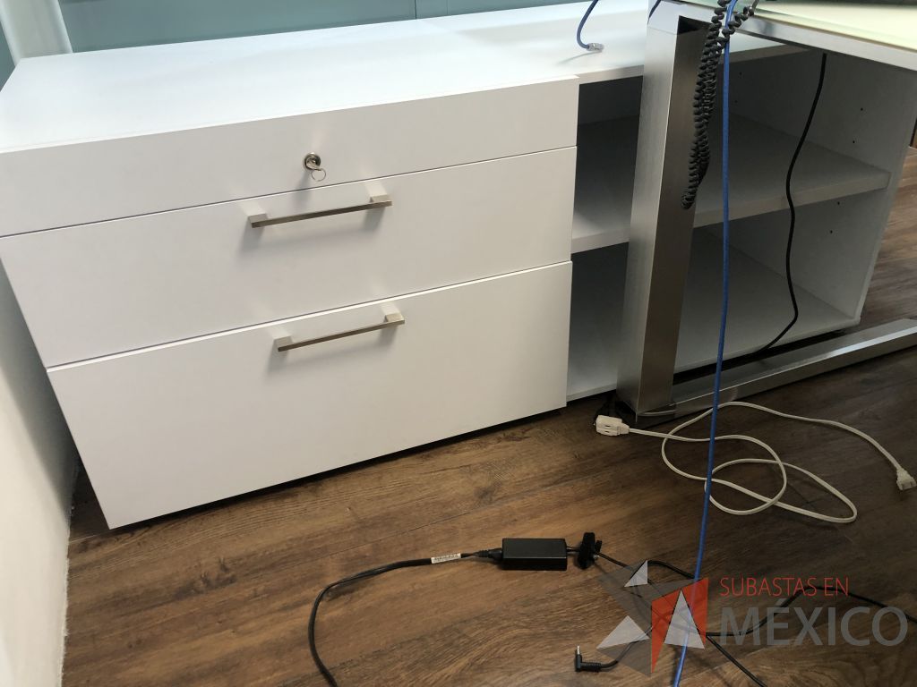 Lote 612- Credenza con 3 cajones y 1 entrepaño - Imagen 3