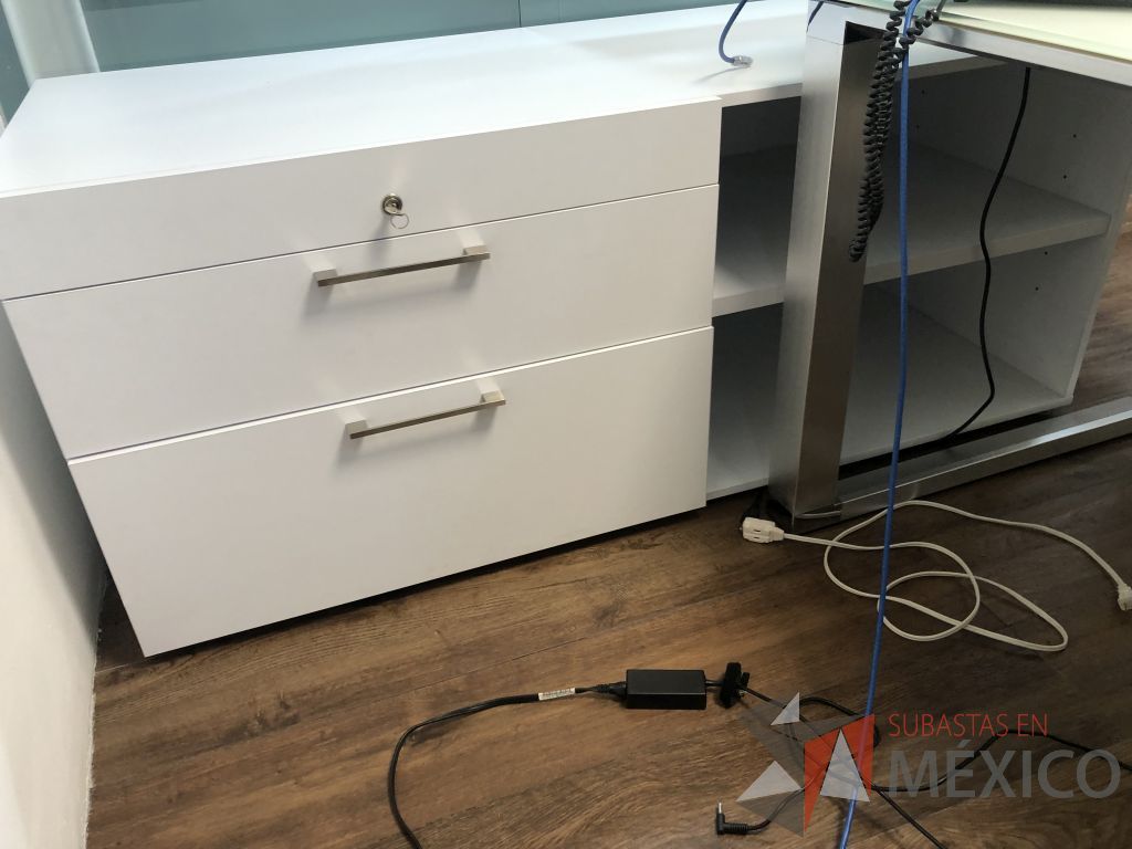 Lote 612- Credenza con 3 cajones y 1 entrepaño