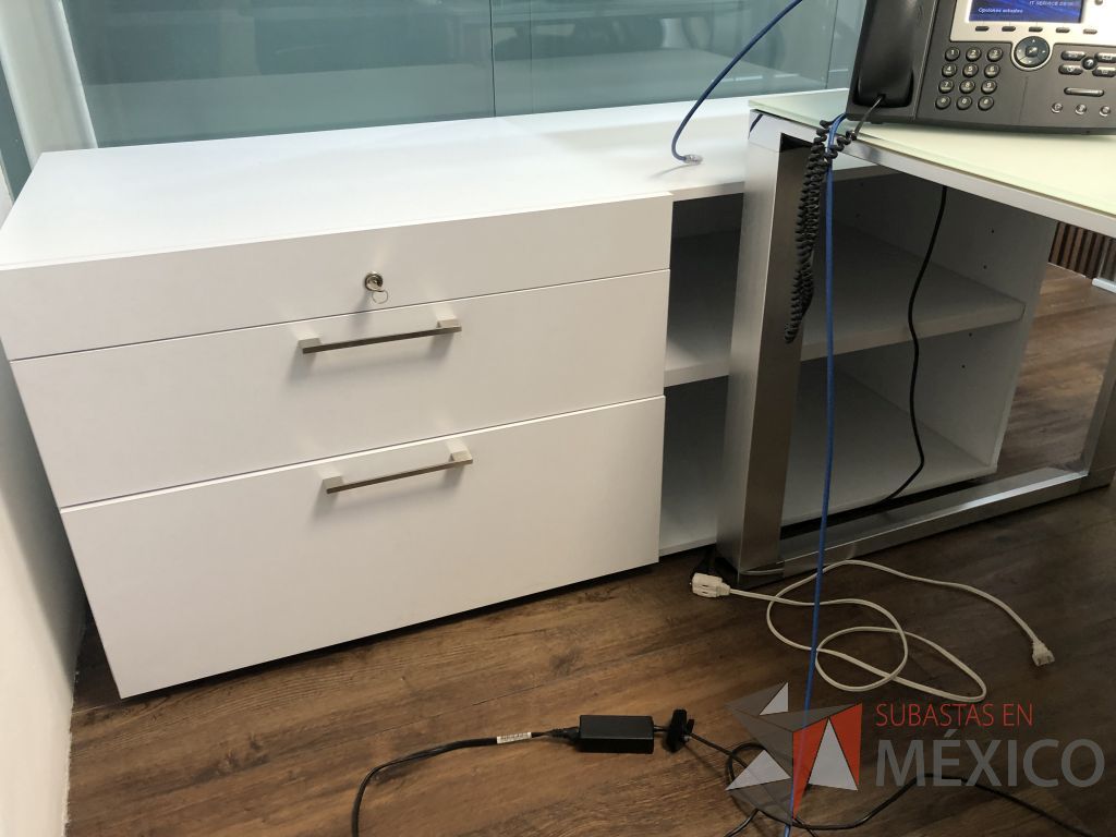 Lote 612- Credenza con 3 cajones y 1 entrepaño - Imagen 4