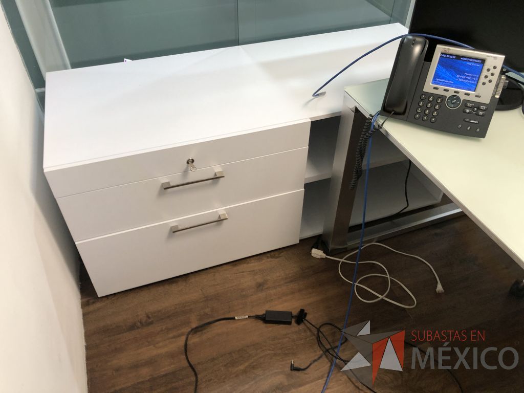 Lote 612- Credenza con 3 cajones y 1 entrepaño - Imagen 5