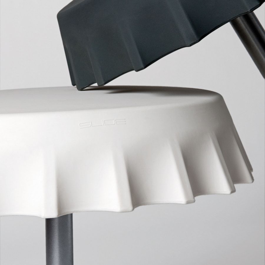 Lote 203 - Set de 8 Bancos altos Koncord blanco y 2 Mesas altas Fizzz 110 cm gris - Imagen 3