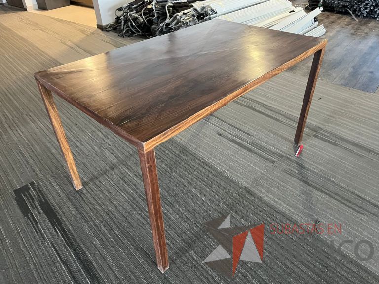 Lote 001 - Mesa de trabajo rectangular con 4 patas color café - Imagen 6