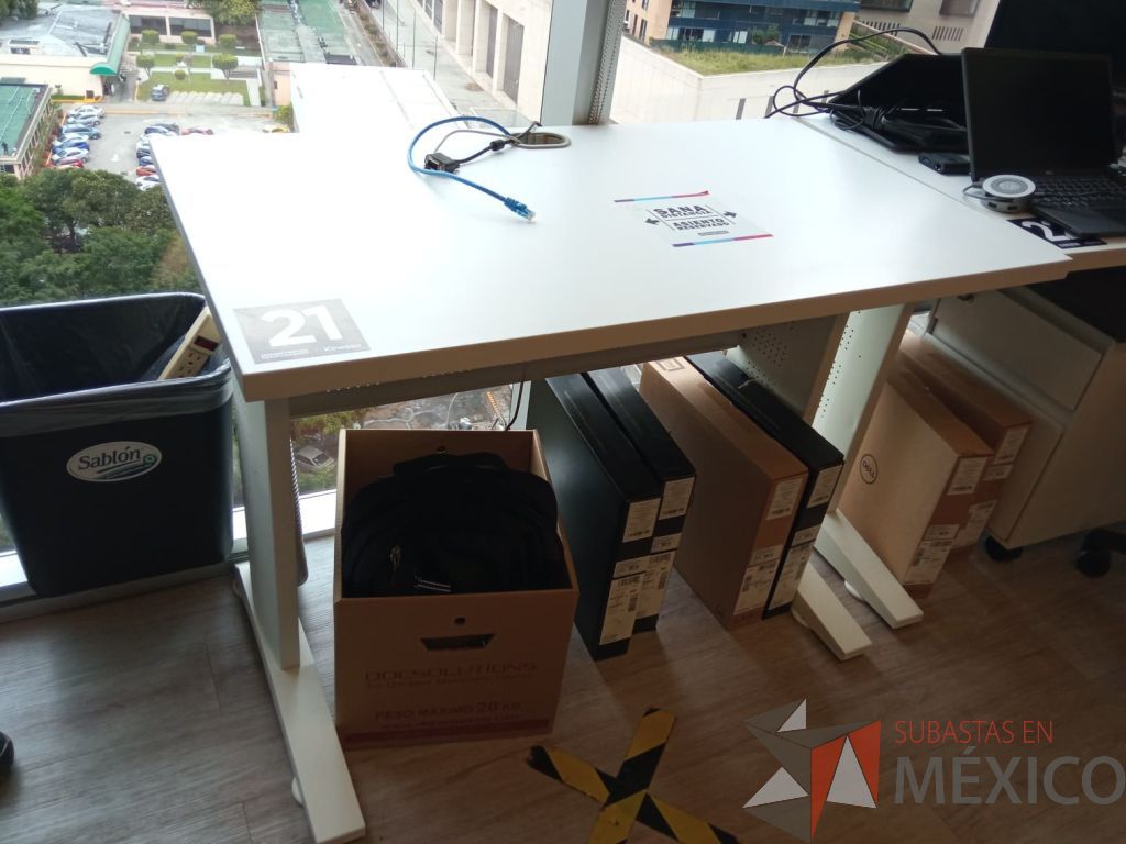 Lote 053 - Mesa de trabajo con estructura metálica para 1 persona color blanco - Imagen 2