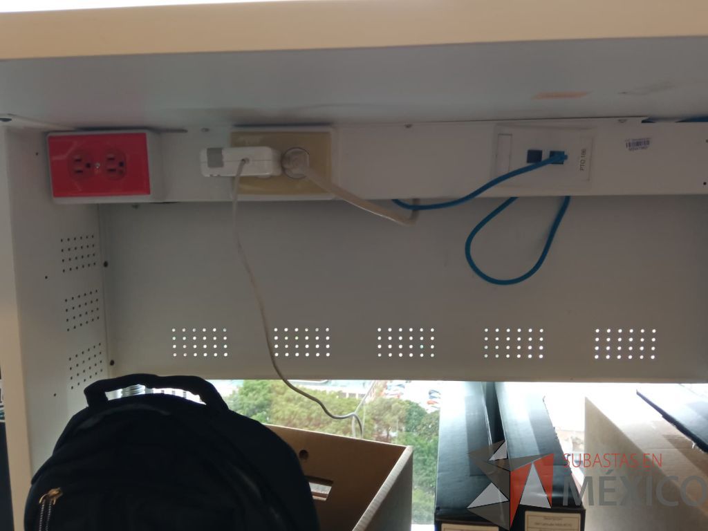 Lote 053 - Mesa de trabajo con estructura metálica para 1 persona color blanco - Imagen 7