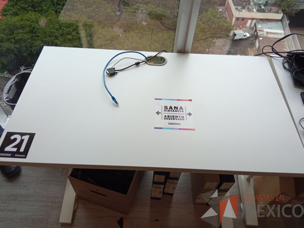 Lote 053 - Mesa de trabajo con estructura metálica para 1 persona color blanco - Imagen 4