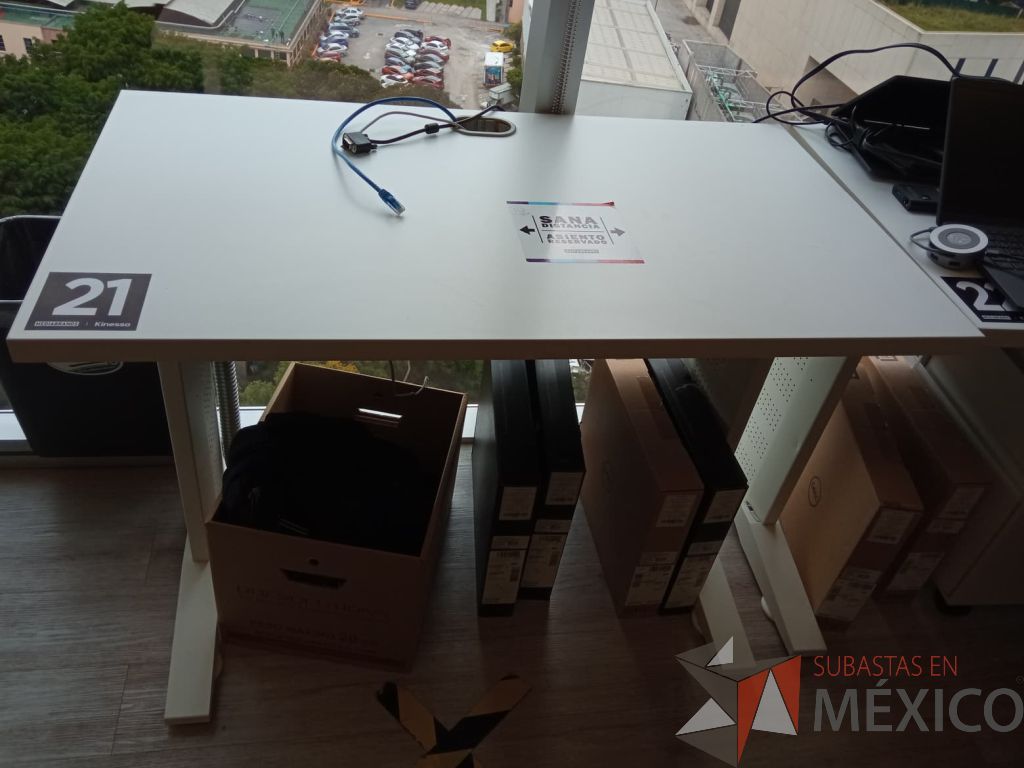 Lote 053 - Mesa de trabajo con estructura metálica para 1 persona color blanco