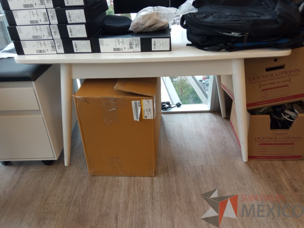 Lote 061 - Mesa de trabajo blanco