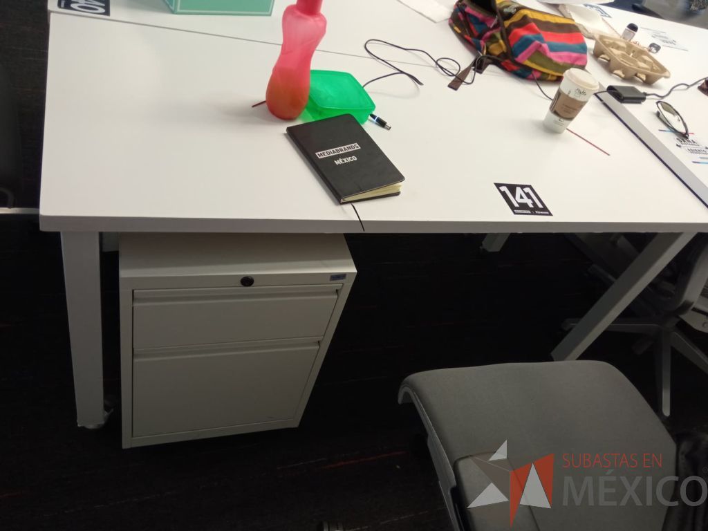 Lote 086 - Mesa de trabajo para 1 persona
