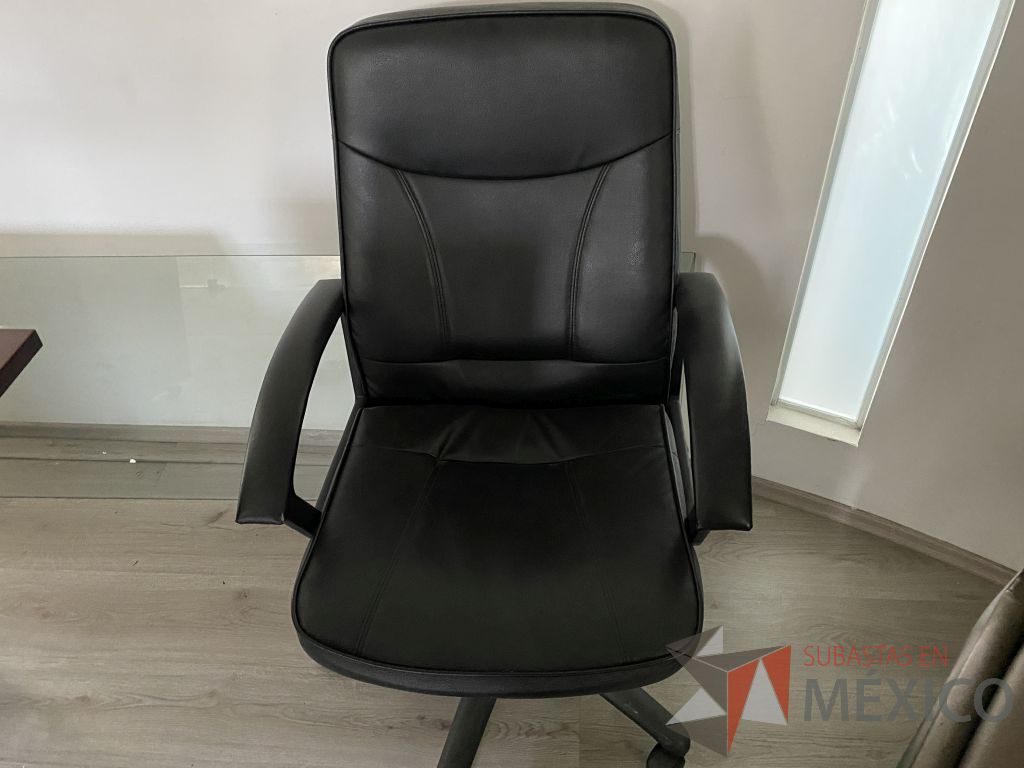 Lote 008 - Silla operativa con ruedas, descansa brazos, asiento y respaldo tipo piel color negro - Imagen 2