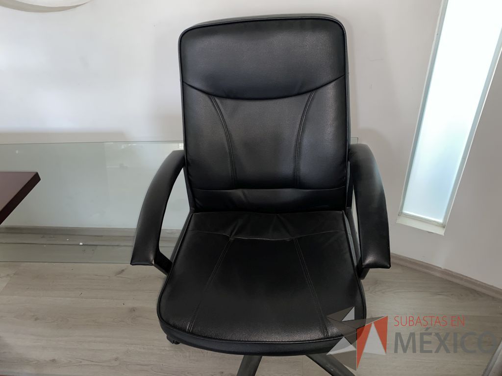 Lote 008 - Silla operativa con ruedas, descansa brazos, asiento y respaldo tipo piel color negro - Imagen 3