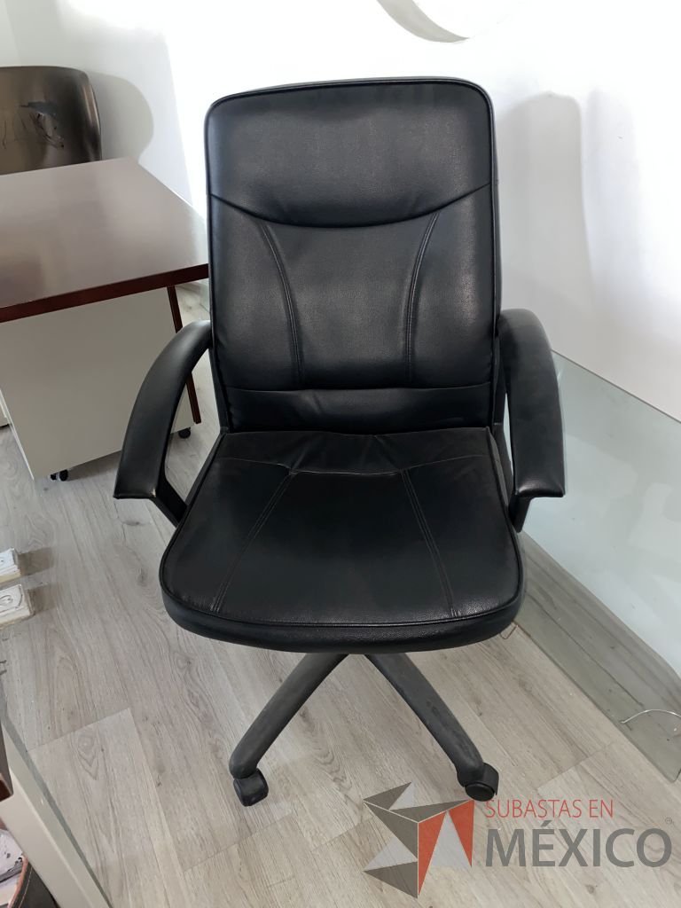 Lote 008 - Silla operativa con ruedas, descansa brazos, asiento y respaldo tipo piel color negro - Imagen 4