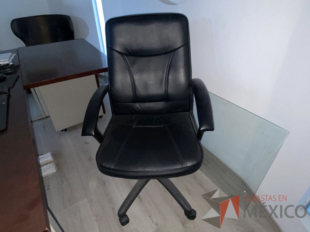 Lote 008 - Silla operativa con ruedas, descansa brazos, asiento y respaldo tipo piel color negro