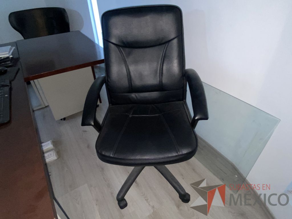 Lote 008 - Silla operativa con ruedas, descansa brazos, asiento y respaldo tipo piel color negro - Imagen 5