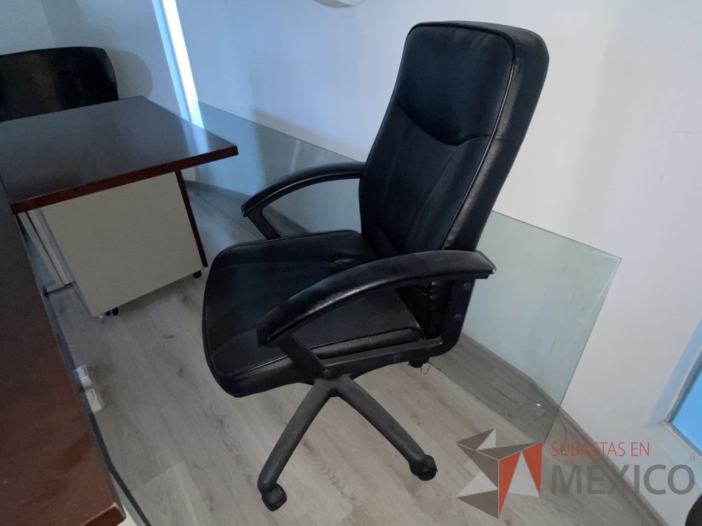 Lote 008 - Silla operativa con ruedas, descansa brazos, asiento y respaldo tipo piel color negro - Imagen 6
