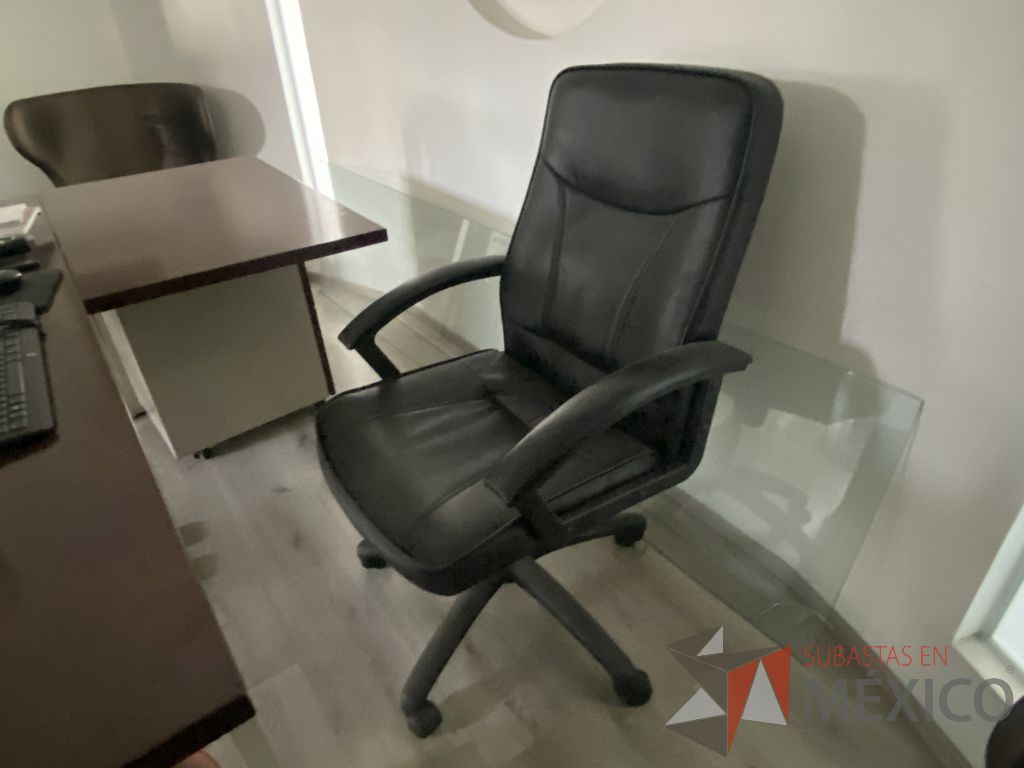 Lote 008 - Silla operativa con ruedas, descansa brazos, asiento y respaldo tipo piel color negro - Imagen 7