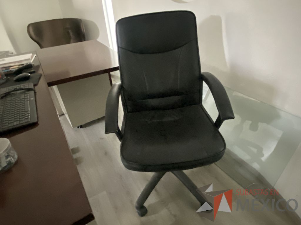 Lote 008 - Silla operativa con ruedas, descansa brazos, asiento y respaldo tipo piel color negro - Imagen 8