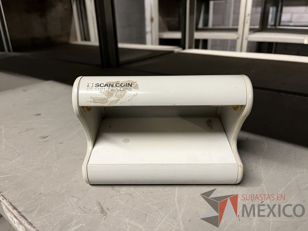 Lote 047 - 424 Lamparas de luz negra de diferentes modelos y Esterilizadora