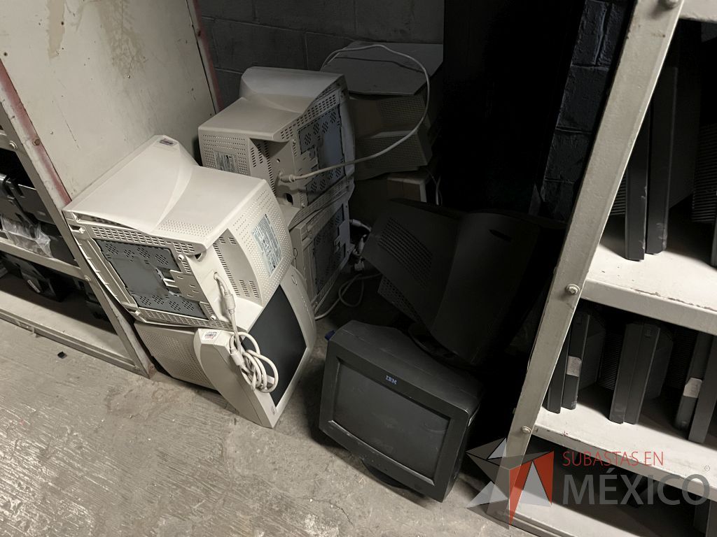 Lote 066 - 279 Pantallas Ti (marcas Lenovo, IBM y Dell) y 1 Caja con cables diversos (VGA, poder e impresora) - Imagen 5