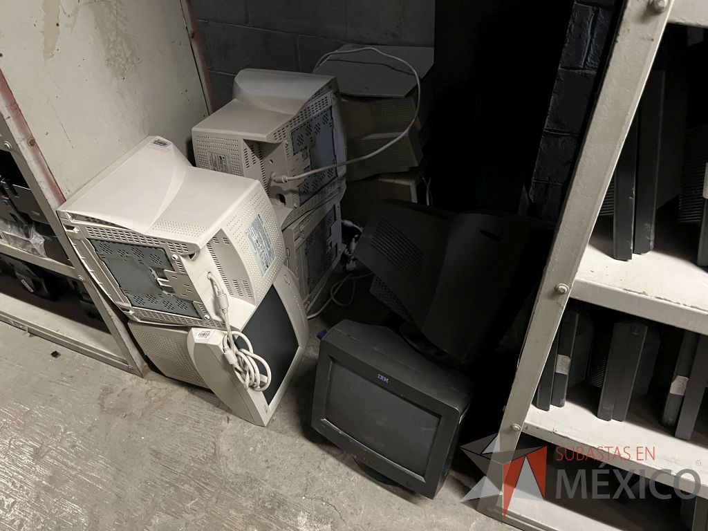 Lote 066 - 279 Pantallas Ti (marcas Lenovo, IBM y Dell) y 1 Caja con cables diversos (VGA, poder e impresora) - Imagen 6
