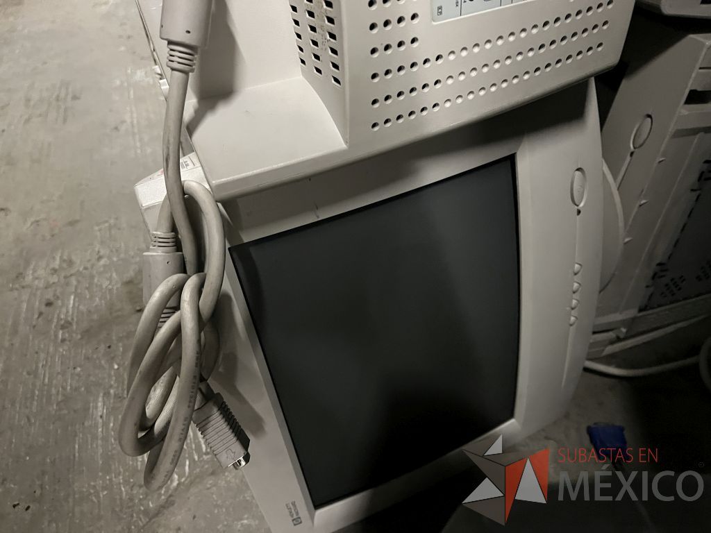 Lote 066 - 279 Pantallas Ti (marcas Lenovo, IBM y Dell) y 1 Caja con cables diversos (VGA, poder e impresora) - Imagen 3