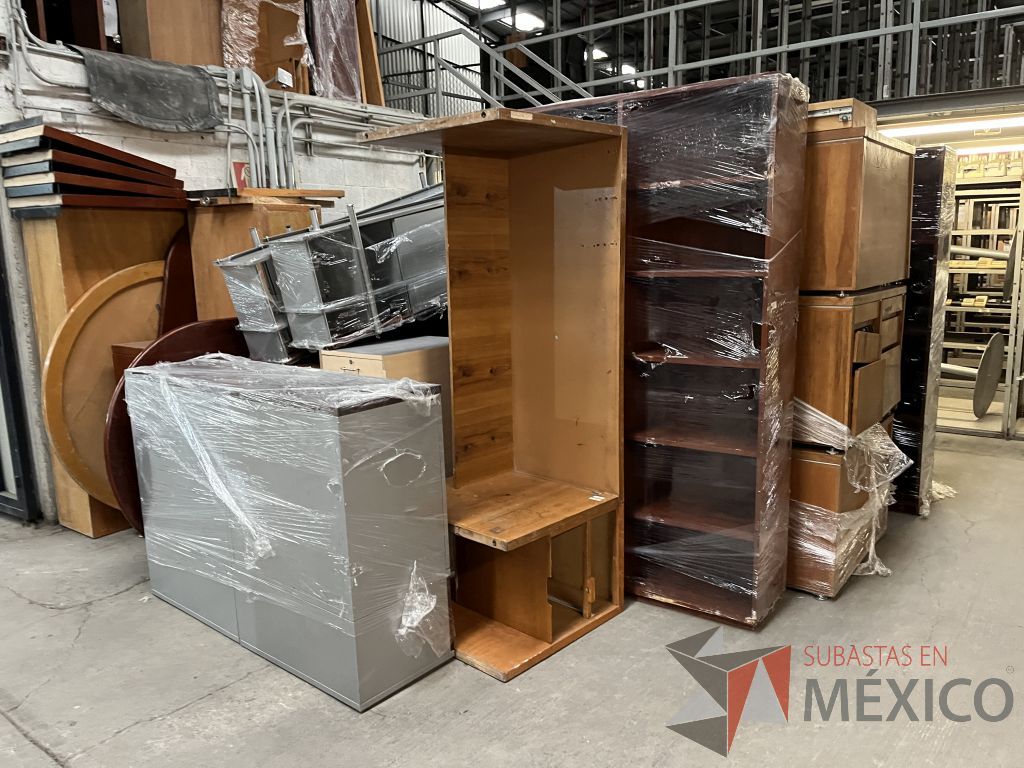 Lote 048 - Lote con 62 artículos (Persianas, mesas de madera y de trabajo, lockers, credenzas, escritorios y libreros) - Imagen 40