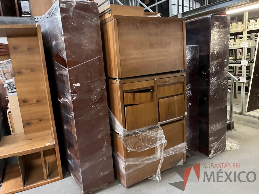 Lote 048 - Lote con 62 artículos (Persianas, mesas de madera y de trabajo, lockers, credenzas, escritorios y libreros) - Imagen 41