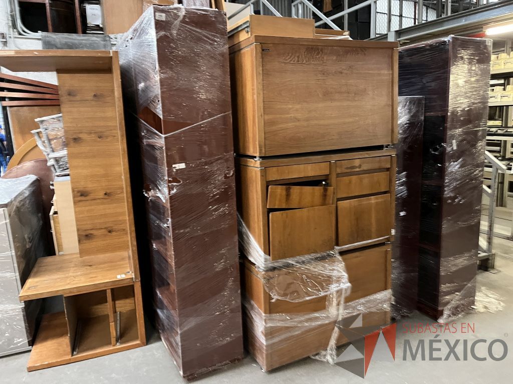 Lote 048 - Lote con 62 artículos (Persianas, mesas de madera y de trabajo, lockers, credenzas, escritorios y libreros) - Imagen 42