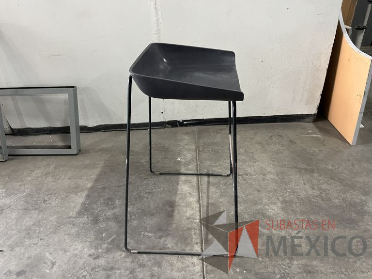 Lote 002 - 6 Bancos altos, descansapies, asiento en plástico color negro - Imagen 2