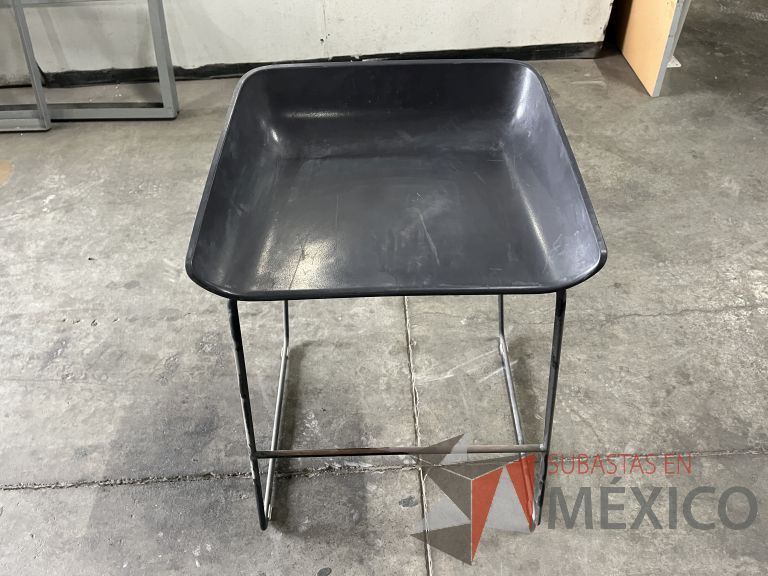 Lote 002 - 6 Bancos altos, descansapies, asiento en plástico color negro - Imagen 4