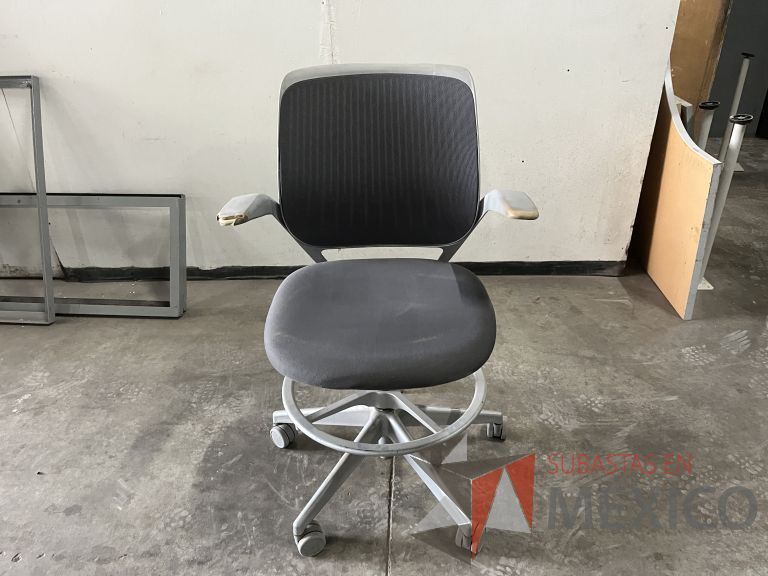Lote 016 - Silla alta, descansapies, descansabrazos, respaldo en malla y asiento en tela color gris