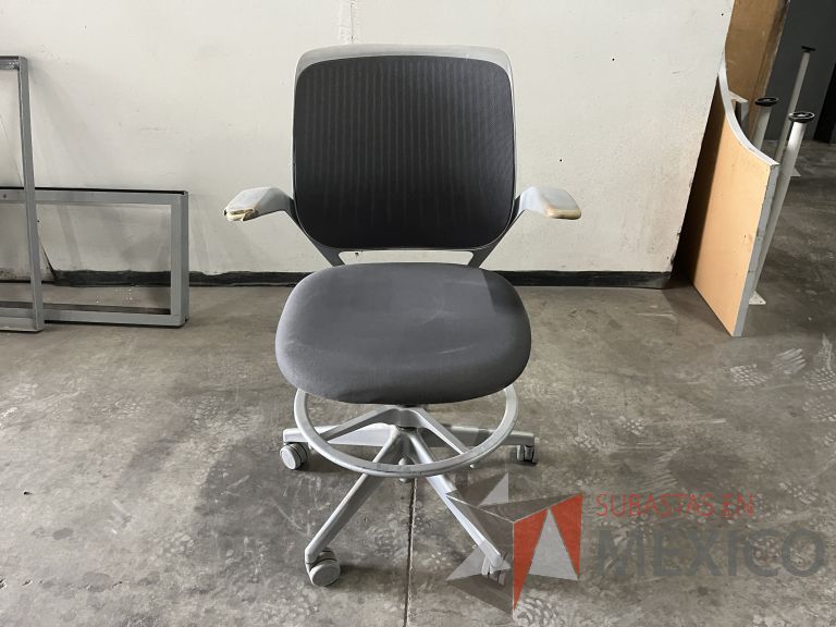 Lote 016 - Silla alta, descansapies, descansabrazos, respaldo en malla y asiento en tela color gris - Imagen 2