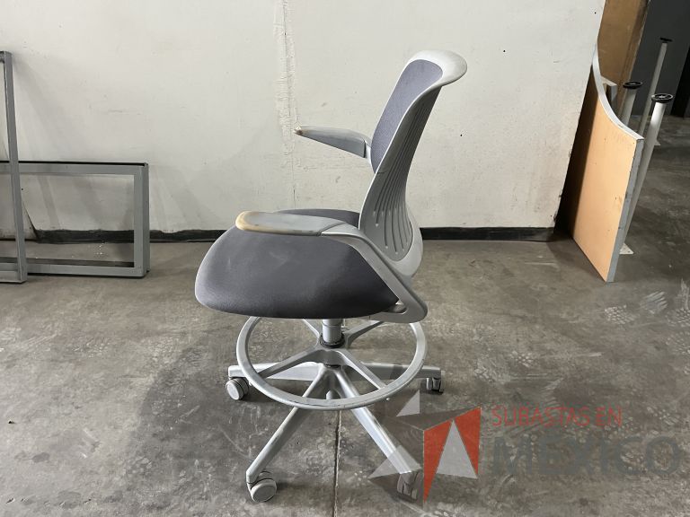 Lote 016 - Silla alta, descansapies, descansabrazos, respaldo en malla y asiento en tela color gris - Imagen 3