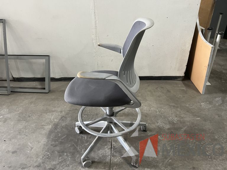 Lote 016 - Silla alta, descansapies, descansabrazos, respaldo en malla y asiento en tela color gris - Imagen 4