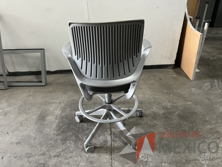 Lote 016 - Silla alta, descansapies, descansabrazos, respaldo en malla y asiento en tela color gris - Imagen 5