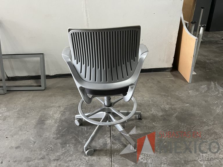 Lote 016 - Silla alta, descansapies, descansabrazos, respaldo en malla y asiento en tela color gris - Imagen 6