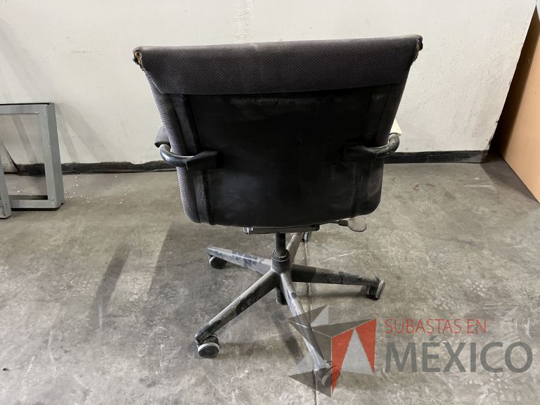 Lote 021 - Silla ejecutiva con ruedas, descansabrazos, asiento y respaldo en tela color gris - Imagen 4