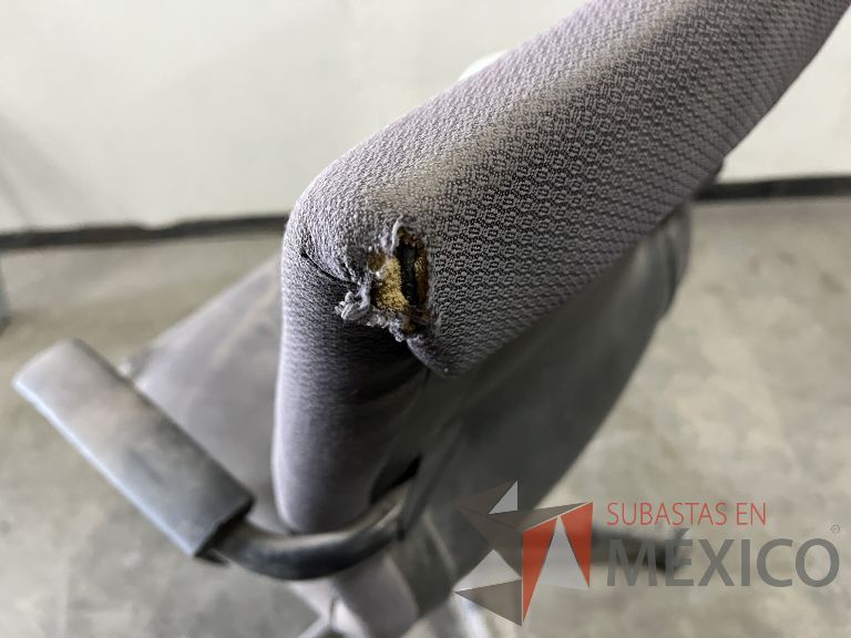 Lote 021 - Silla ejecutiva con ruedas, descansabrazos, asiento y respaldo en tela color gris - Imagen 5