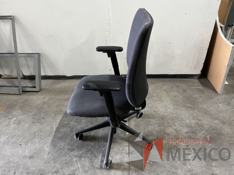 Lote 022 - 5 Sillas ejecutivas con ruedas, descansabrazos, asiento y respaldo en tela color azul - Imagen 3