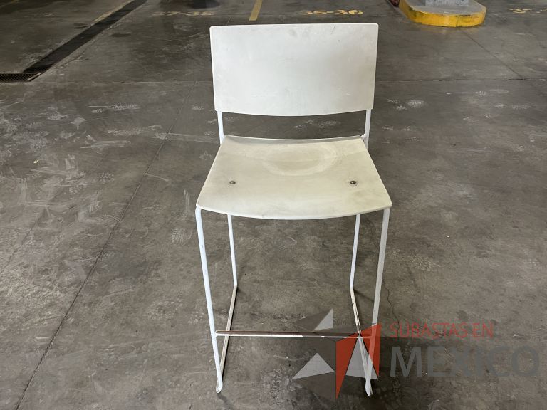 Lote 019 - 4 Sillas altas, descansapies, asiento y respaldo en plástico color blanco - Imagen 2