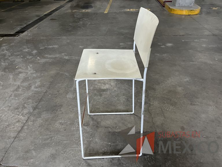 Lote 019 - 4 Sillas altas, descansapies, asiento y respaldo en plástico color blanco - Imagen 3