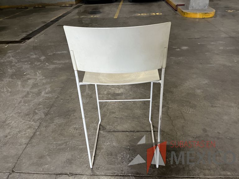 Lote 019 - 4 Sillas altas, descansapies, asiento y respaldo en plástico color blanco - Imagen 6