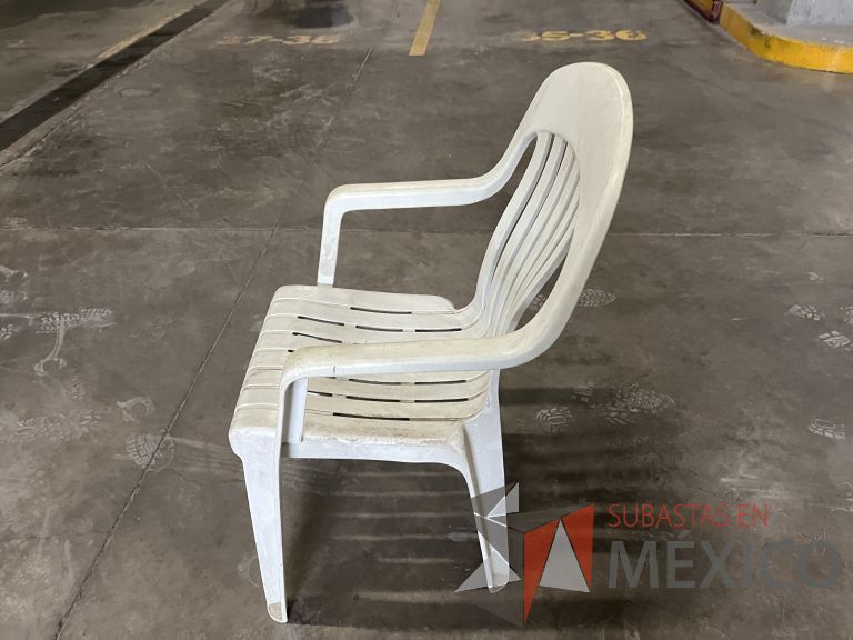 Lote 024 - 2 Sillas fijas, asiento y respaldo en plástico color blanco - Imagen 4