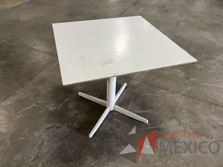 Lote 026 - 2 Mesas cuadradas, base metálica y cubierta color blanco - Imagen 2