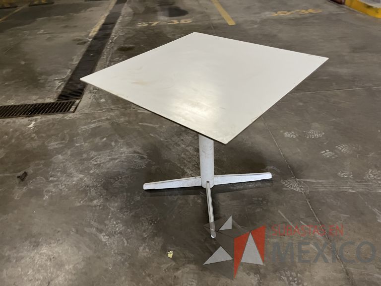 Lote 026 - 2 Mesas cuadradas, base metálica y cubierta color blanco - Imagen 3