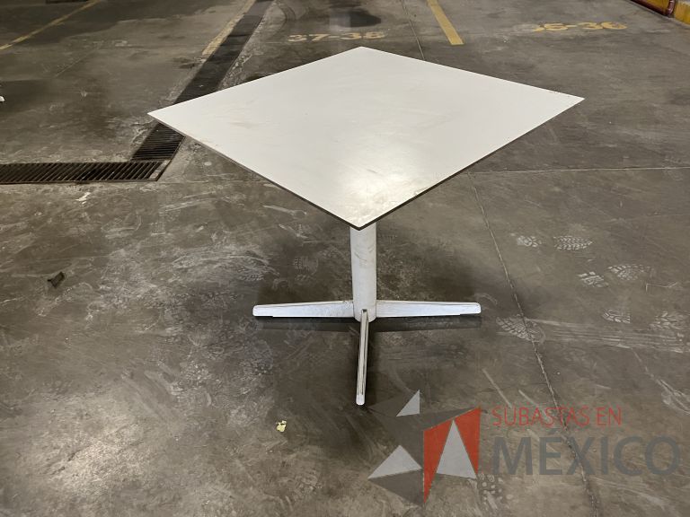 Lote 026 - 2 Mesas cuadradas, base metálica y cubierta color blanco - Imagen 4