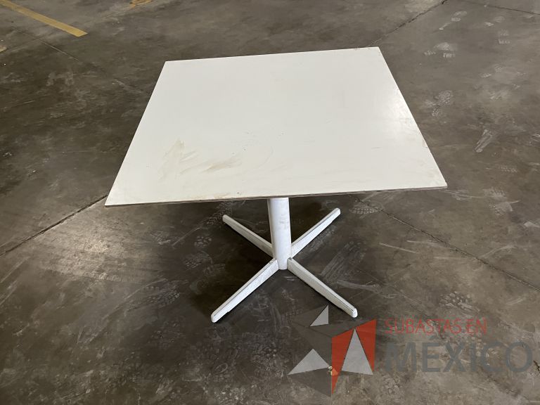 Lote 026 - 2 Mesas cuadradas, base metálica y cubierta color blanco - Imagen 6