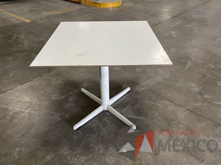 Lote 026 - 2 Mesas cuadradas, base metálica y cubierta color blanco